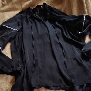 Suzanne Betro Lightweight silky soft vneckline tie Blouse NWOTS